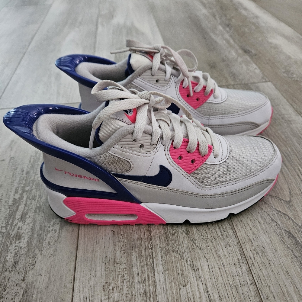 Nike Air Max 90 FlyEase Trainers white and pink